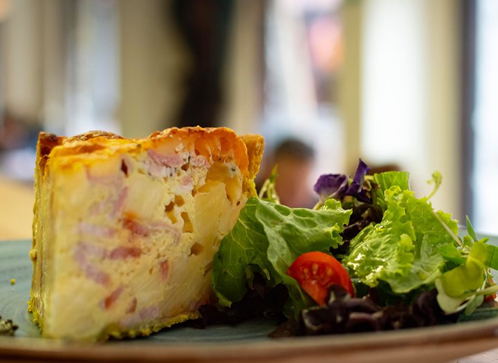 Tarta con ensalada